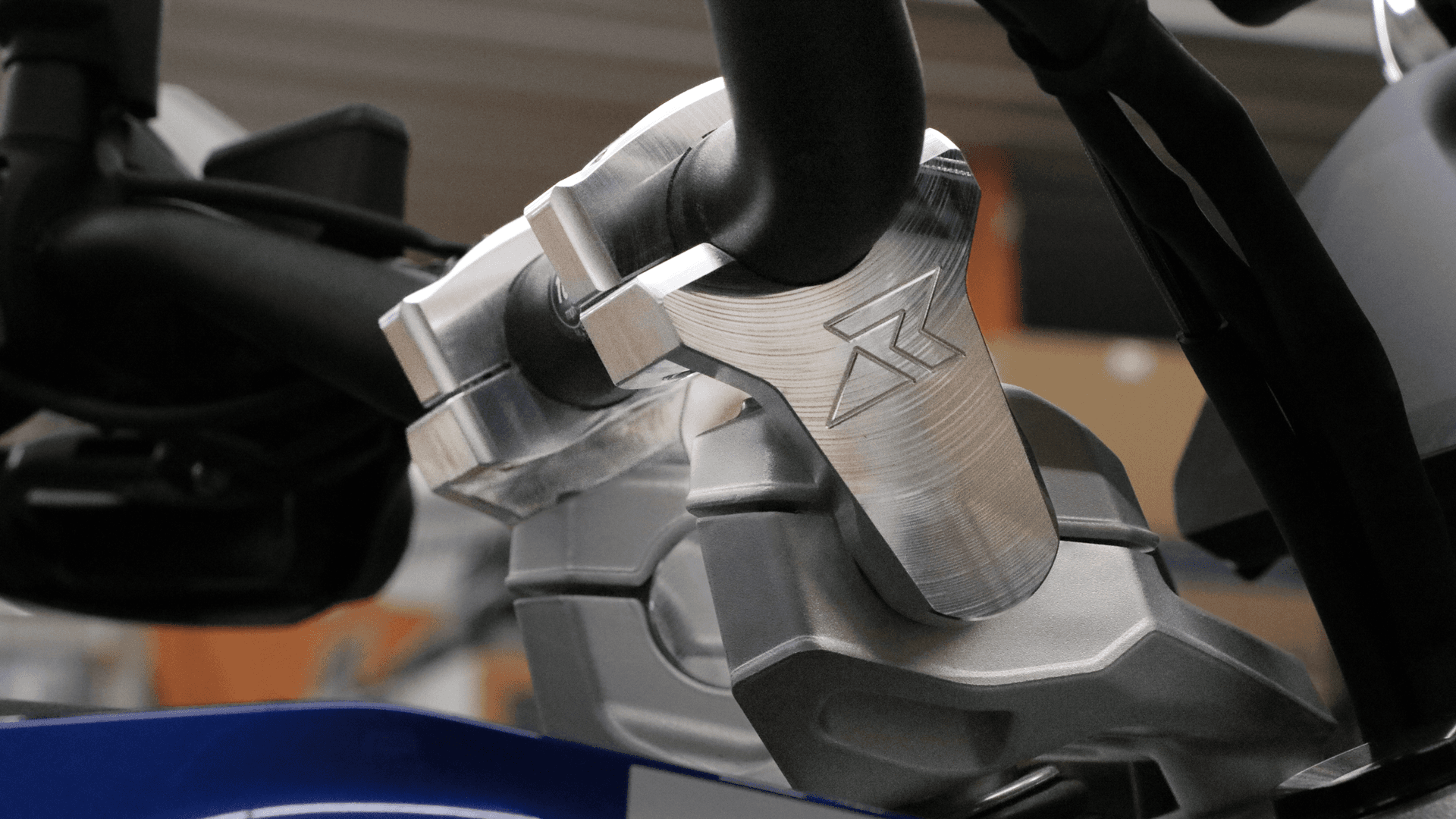 2.4" Pivoting Bar Riser